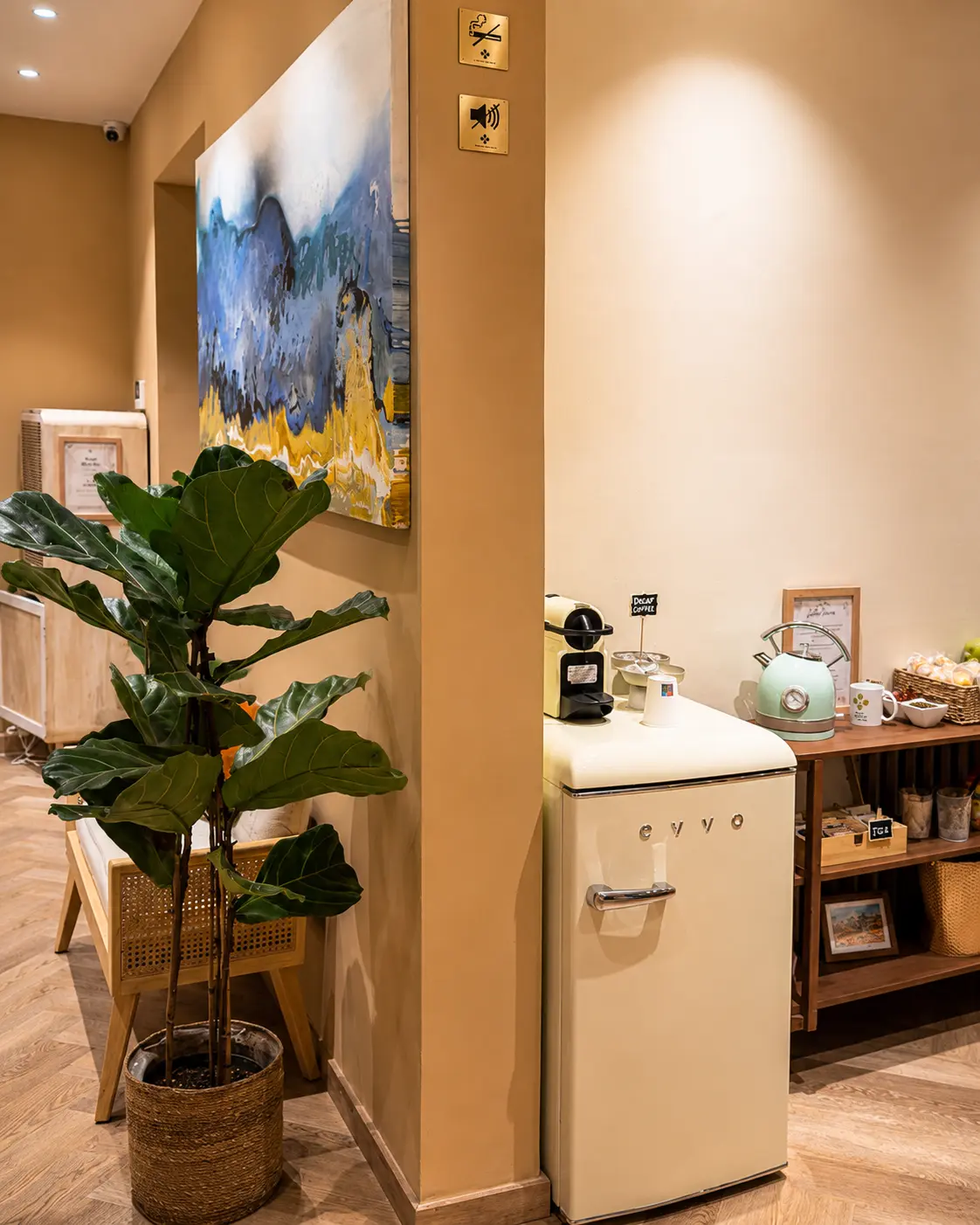 Coffee station with a plant, framed artwork and a retro refrigerator at Ambos Mundos